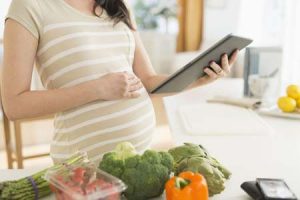 प्रेगनेंसी में क्या खाना चाहिए क्या ना खाएं, Pregnancy diet tips in hindi